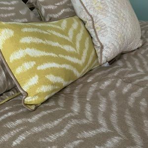 Queen/Full comforter beige with green accent